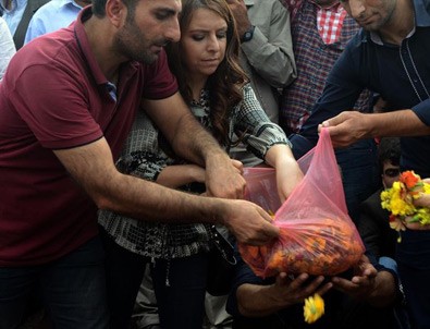 HDP'li vekil teröristin mezarına çiçek koydu