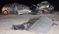 İki Otomobil Çapıştı Açıklaması 3 Ölü, 4 Yaralı