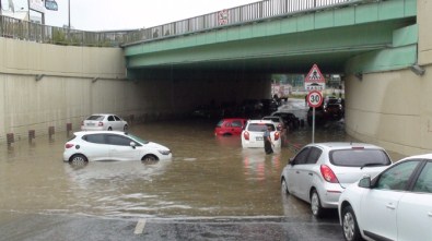 Kartal'da Araçlar Suya Gömüldü