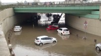 Şiddetli Yağışla Birlikte Araçlar Suya Gömüldü