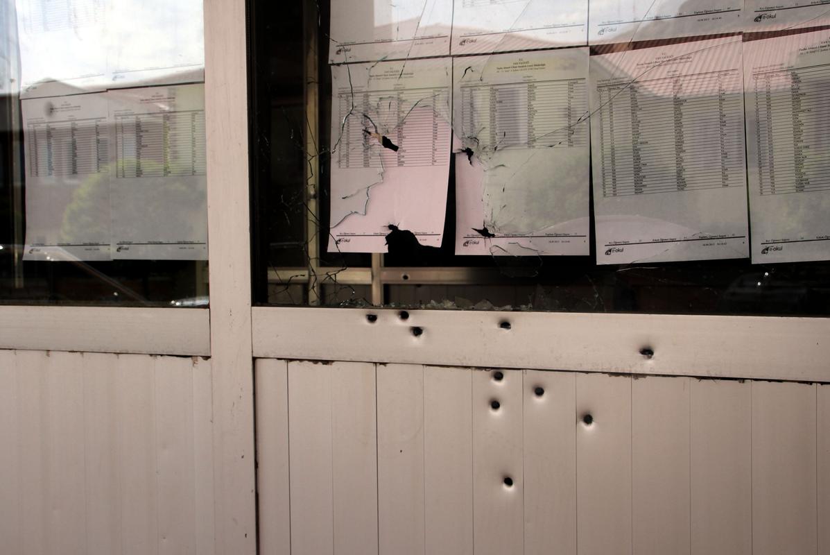 Van'da liseye bombalı ve silahlı saldırı