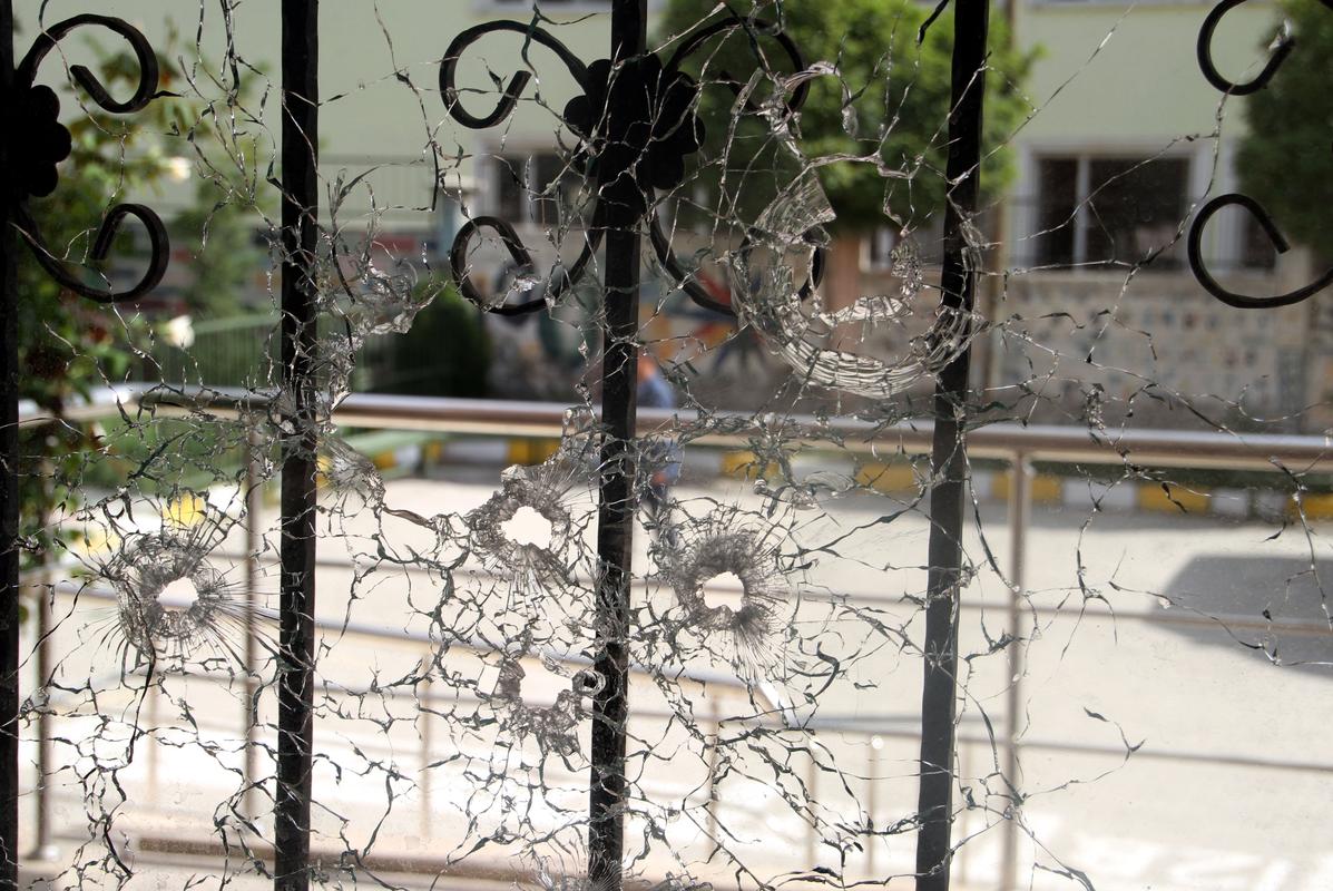 Van'da liseye bombalı ve silahlı saldırı