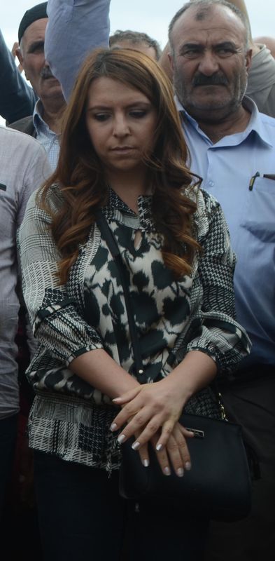 HDP'li vekil teröristin mezarına çiçek koydu