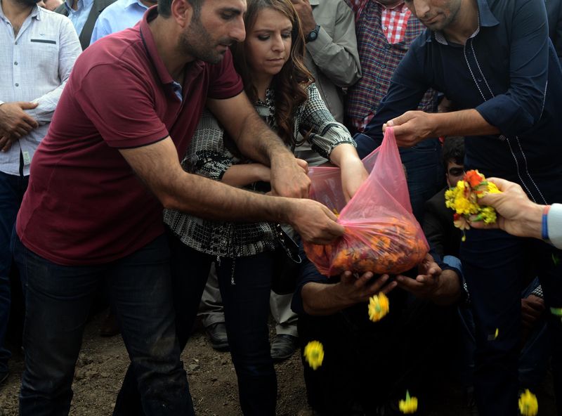 HDP'li vekil teröristin mezarına çiçek koydu