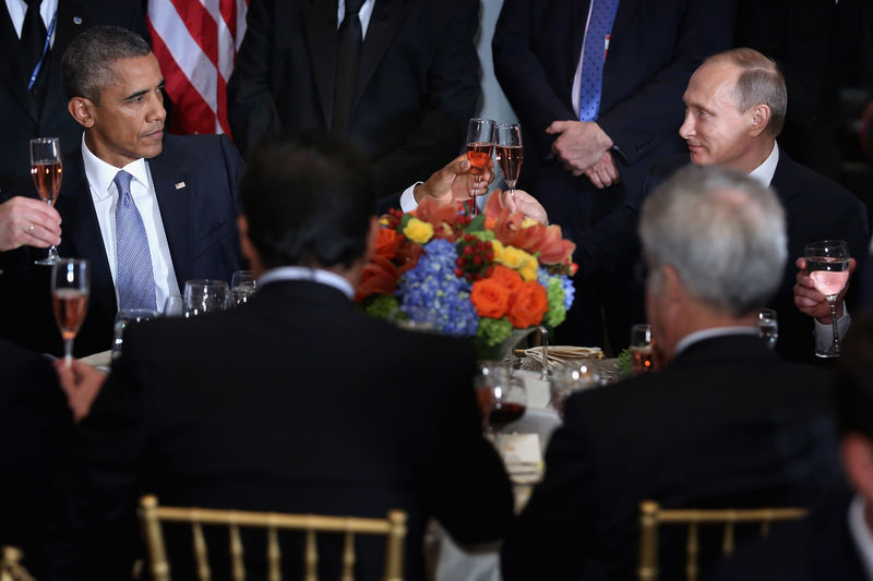 Obama ve Putin kadeh tokuşturdu