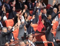 TBMM - Meclis'te bozkurt ve zafer işareti yan yana