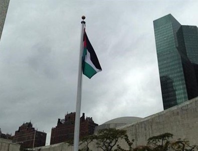 Filistin bayrağı BM'de göndere çekildi