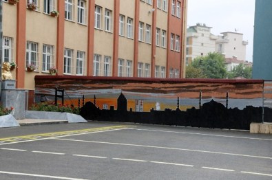 Okul Duvarları Tabloya Döndü