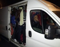 FILDIŞI SAHILLERI - Sığınmacılar Denize Ulaşamadan Yakalandı