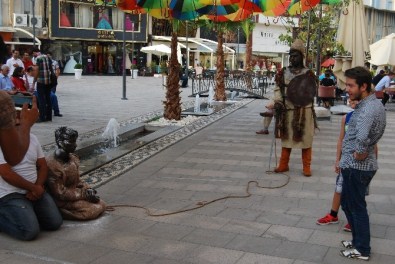 'Sokakta Sanat' Etkinliğinde Canlı Heykellere Yoğun İlgi