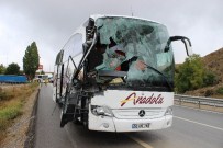 Yolcu Otobüsüyle Kamyon Çarpıştı Açıklaması 10 Yaralı