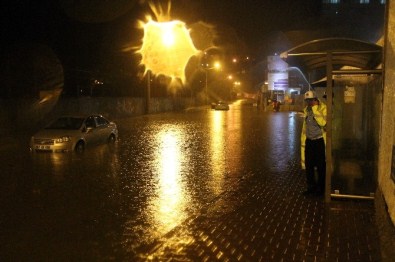 Zonguldak'ta Şiddetli Yağış Sebebiyle Araçlar Suya Gömüldü