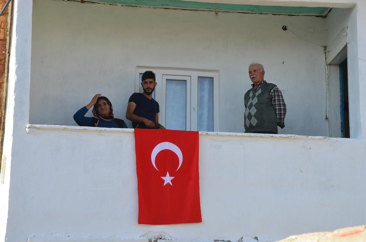 Kürt vatandaşlardan PKK'ya Türk bayraklı tepki