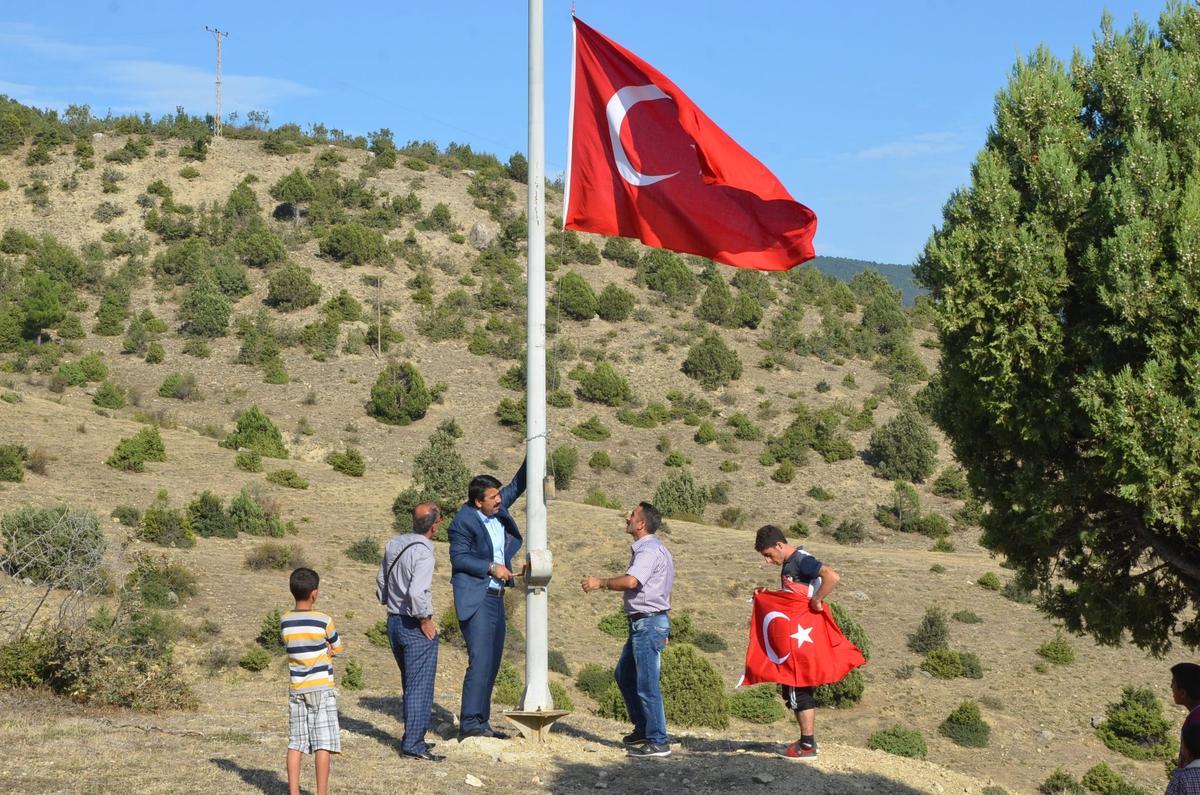 Kürt vatandaşlardan PKK'ya Türk bayraklı tepki