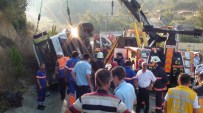 ÇAVUŞBAŞı - Çöp Toplama Kamyonu Su Kanalına Uçtu Açıklaması 1 Ölü, 1 Yaralı