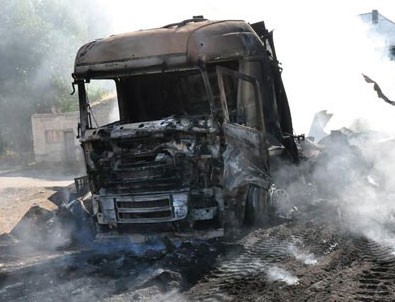 Hakkari'de teröristler bir kamyonu yaktı