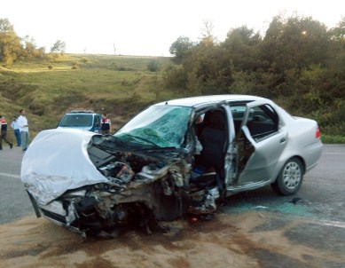 Minibüs İle Otomobil Çarpıştı Açıklaması 1 Ölü, 2 Yaralı
