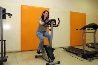 Bacaklarını Kaybeden Genç Kadına 'Hidroterapi' Desteği