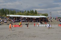 Adilcevaz'da Plaj Futbolu Heyecanı