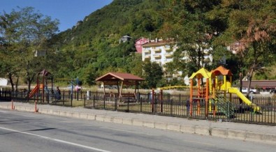 İnebolu'da Çocuklara Yeni Parklar Yapıldı