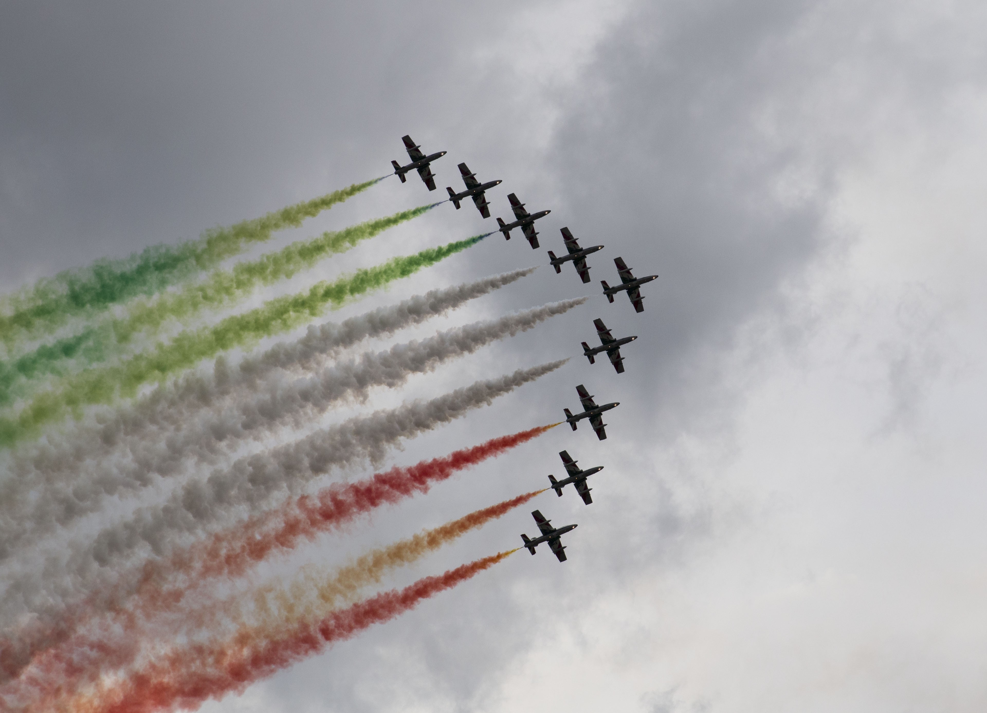 Türk Yıldızları İtalya'da nefesleri kesti