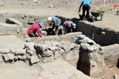 Kültepe'de 2 Bin 500 Yıl Öncesine İnmek İçin Kazı Devam Ediyor