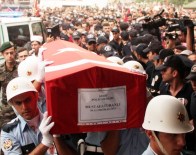 AĞIT YAKMAK - Şehit Cenazesinde Gerginlik