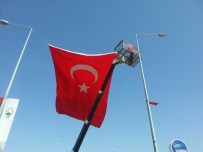 HAKKARİ DAĞLICA - Teröre Tepki İçin İlçeyi Türk Bayraklarıyla Donattılar