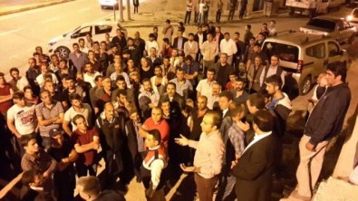 Terörü Protesto Eden Grup Yolu Trafiğe Kapatmak İstedi