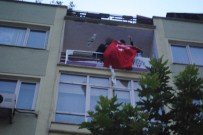 TÜRKIYE KAMU SEN - Amasya'da HDP Binasına Türk Bayrağı Asıldı
