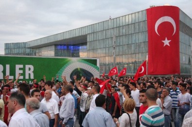 Bursa'da HDP Binasına Türk Bayrağı Asıldı