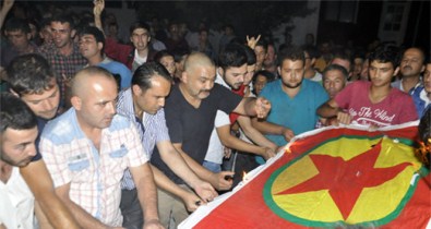 Konya'daki Eylemde  'Sözde PKK Bayrağı' Yakıldı!