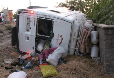 Mevsimlik İşçilerin Minibüsü Devrildi Açıklaması 20 Yaralı