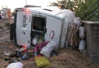 AHMET ÇELIK - Mevsimlik İşçilerin Minibüsü Devrildi Açıklaması 20 Yaralı