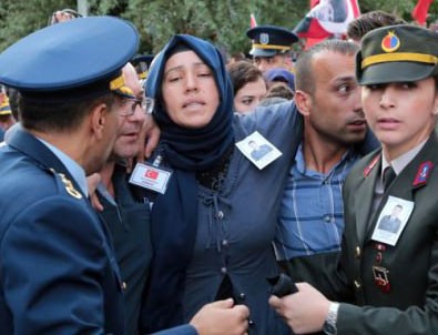 Şehit annesi oğlunun tabutuna omuz verdi