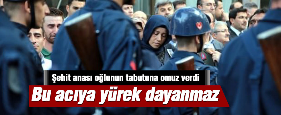 Şehit annesi oğlunun tabutuna omuz verdi