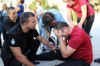 YAŞLI GENÇ - Şehitlerin Acısına Dayanamayıp Bayıldı