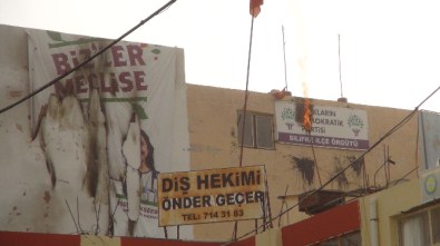 Silifke'de HDP Tabelası Yakıldı