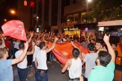 Ülkücü Grup, HDP Binasına Türk Bayrağı Astı
