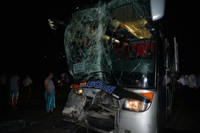 Yolcu Otobüsü Tıra Çarptı Açıklaması 10 Yaralı