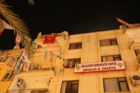 Antalya'da Çıkan Olayların Ardından HDP Binasına Türk Bayrağı Asıldı