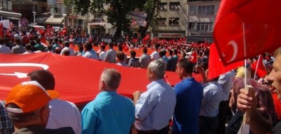 Bayrağını Kapan Meydana Koştu