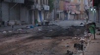 POLİS ARACI - Cizre'de İzinsiz Gösteriye Polis Müdahale Etti