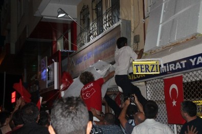 Marmaris'te HDP Binasının Tabelasını İndirip Türk Bayrağı Astı