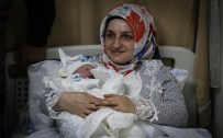 ATEŞ ÇEMBERİ - Bursa'da 2015'İn Son 2016'İn İlk Bebeği Dünyaya Geldi
