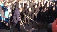 HASAN KARAKAYA - Erdoğan Karakaya'nın Mezarı Başında Kuran Okudu