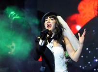HAKAN AKKAYA - İstanbullular, Hande Yener Şarkılarıyla Yeni Yıl Coşkusunu Yaşadı