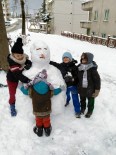 KAR TOPU - Kar Yağışı En Çok Çocukları Sevindirdi