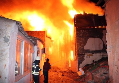 Kuşadası'nda Yangın 12 Tarihi Evi Kül Etti