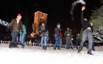 TAKSİM ANITI - Taksim'de Yeni Yıla Kartopu Oynayarak Girdiler